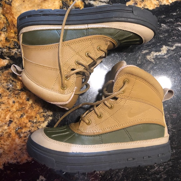 Nike ACG Boots - Picture 1 of 4